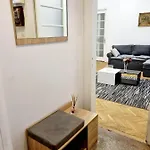 Cozy Near Center *