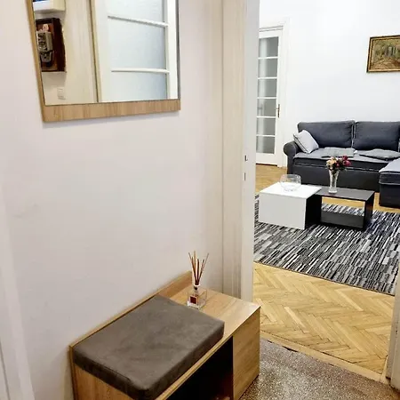 Cozy Near Center *