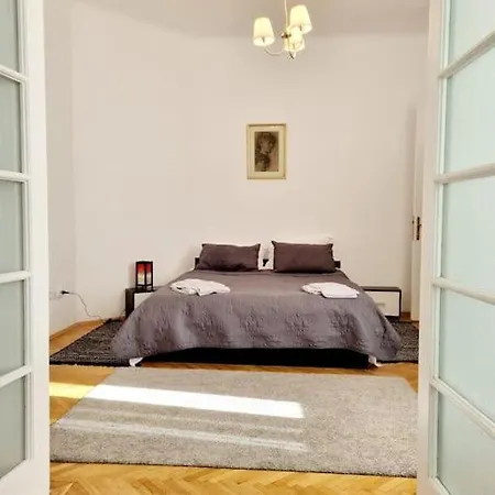 Cozy Near Center *
