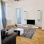 Cozy Near Center *