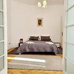 Cozy Near Center *