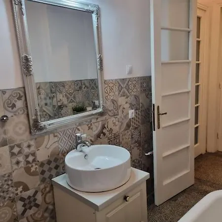 Cozy Near Center Apartament *