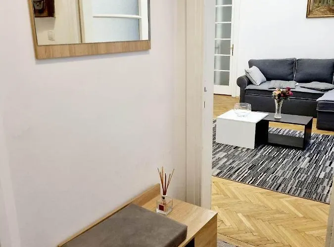 Cozy Near Center *