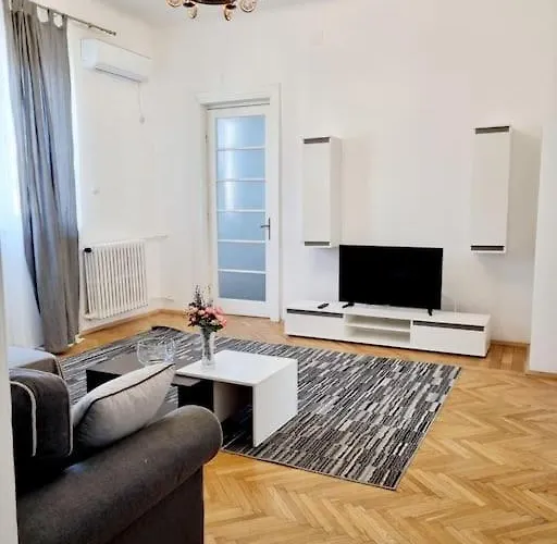 Cozy Near Center *