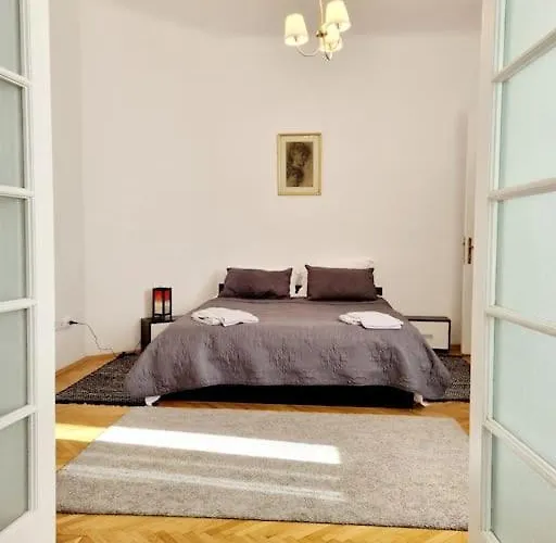 Cozy Near Center *