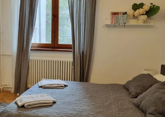 Апартаменти Cozy Near Center Бухарест