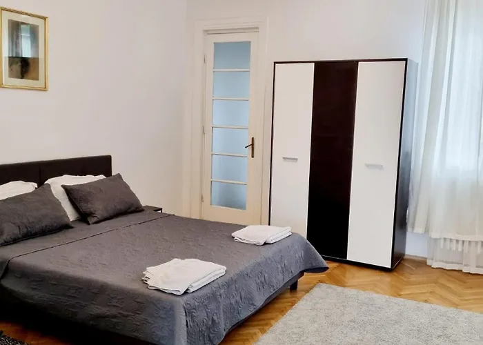 Апартаменти Cozy Near Center Бухарест